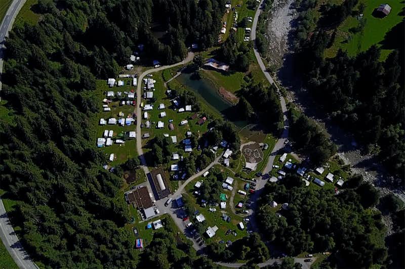 TCS-Camping Disentis - Campingplatzgelände aus der Vogelperspektive