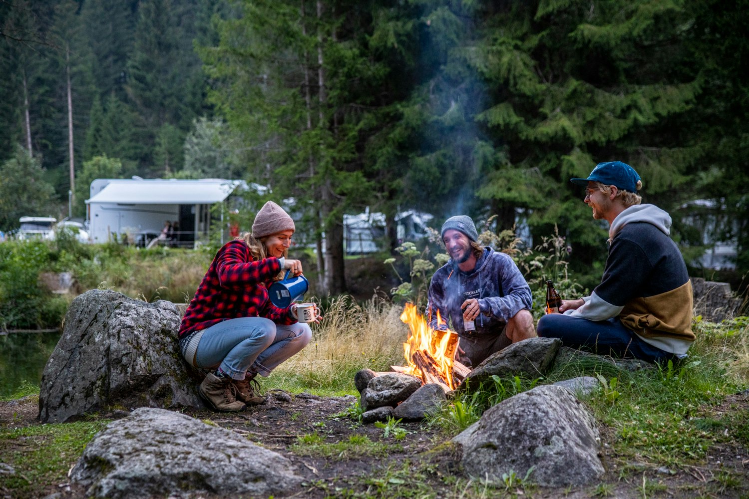 TCS-Camping Disentis - Freunde an der Feuerstelle auf dem Campingplatz