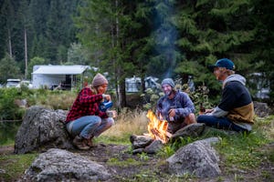 TCS-Camping Disentis - Freunde an der Feuerstelle auf dem Campingplatz