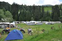 TCS-Camping Disentis - Glamping Zeltplatz auf dem Rasen mit Blick auf die Hügel auf dem Campingplatz