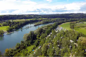 TCS Camping Flaach am Rhein - Blick auf den Campingplatz aus der Vogelperspektive