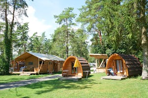TCS-Camping Flaach am Rhein - Glamping Zelte auf dem Rasen im Grünen auf dem Gelände vom Campingplatz