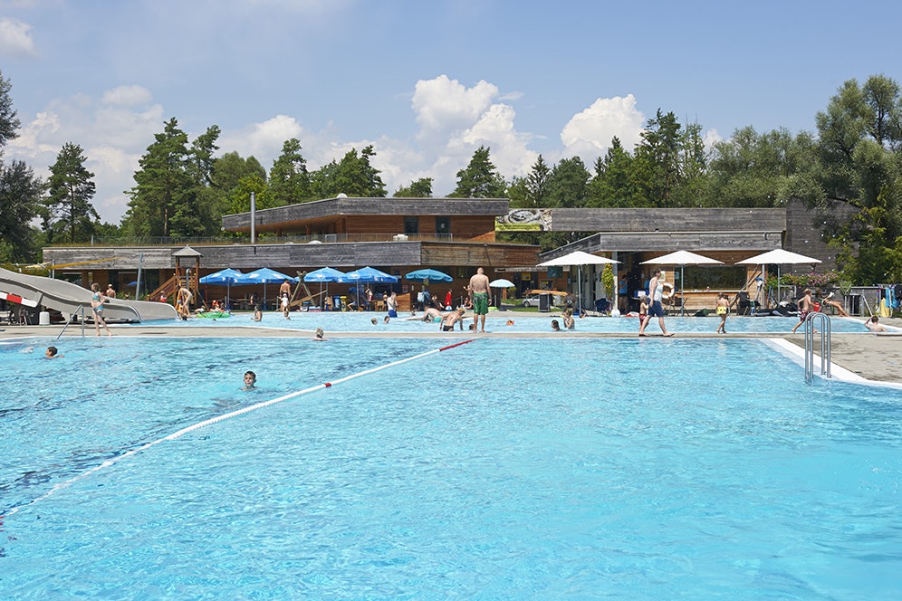 TCS-Camping Flaach am Rhein - Poolbereich vom Campingplatz mit Planschbecken und Liegestühlen