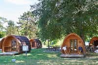 TCS-Camping Genève  -  Mobilheime vom Campingplatz mit Veranda im Schatten von Bäumen