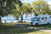 TCS-Camping Genève  -  Wohnwagen auf dem Stellplatz vom Campingplatz mit direktem Zugang zum Genfer See