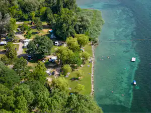 TCS-Camping Genève - Luftaufnahme des Campingplatzes am Wasser