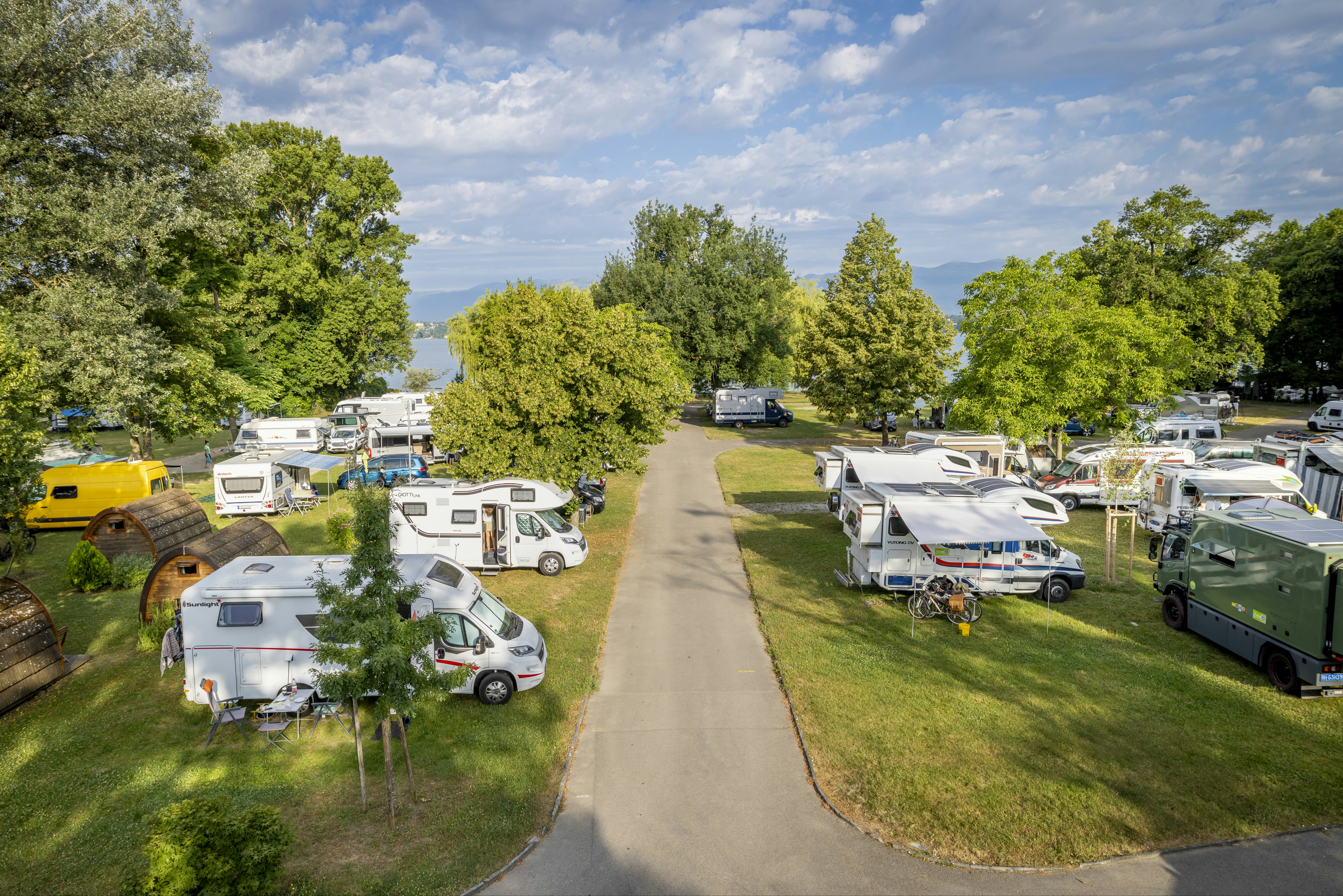 TCS-Camping Genève - Standplätze auf der Wiese auf dem Campingplatz
