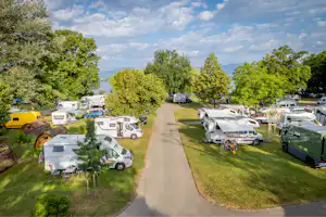 TCS-Camping Genève - Standplätze auf der Wiese auf dem Campingplatz