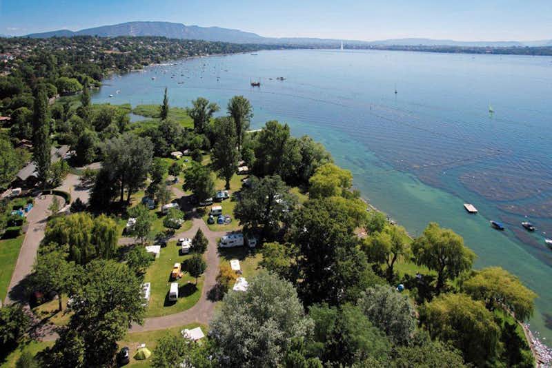 TCS-Camping Genève Vogelperspektive auf einen Teil des Campingplatzgeländes direkt am Ufer des Sees