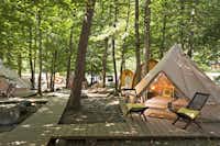 TCS-Camping Gordevio - Glampingzelt auf dem Campingplatz im Schatten der Bäume