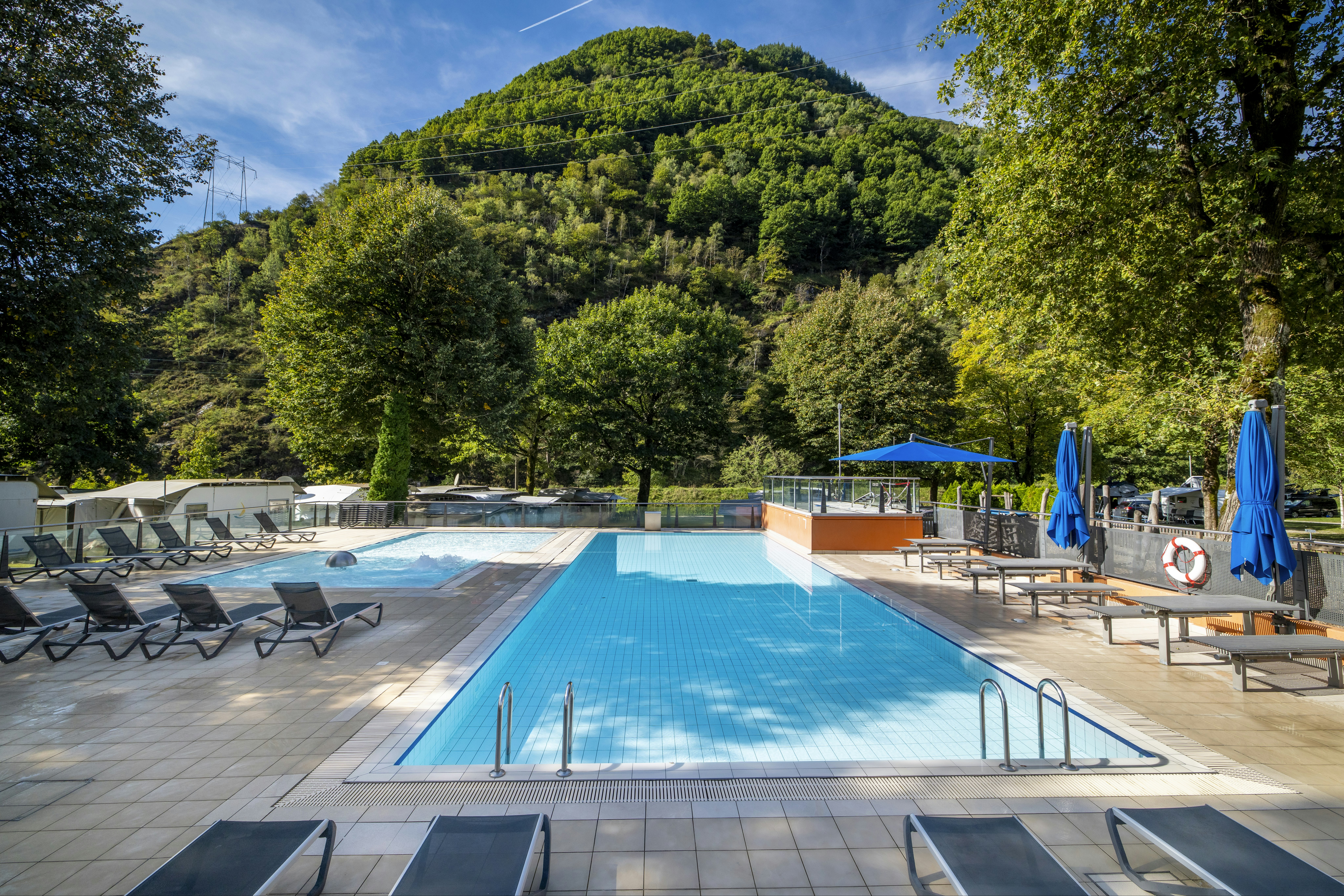 TCS Camping Gordevio Valle Maggia  - Pool im Freien mit Liegestühlen und Sonnenschirmen