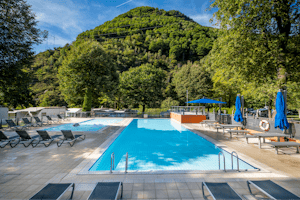 TCS Camping Gordevio Valle Maggia - Pool im Freien mit Liegestühlen und Sonnenschirmen