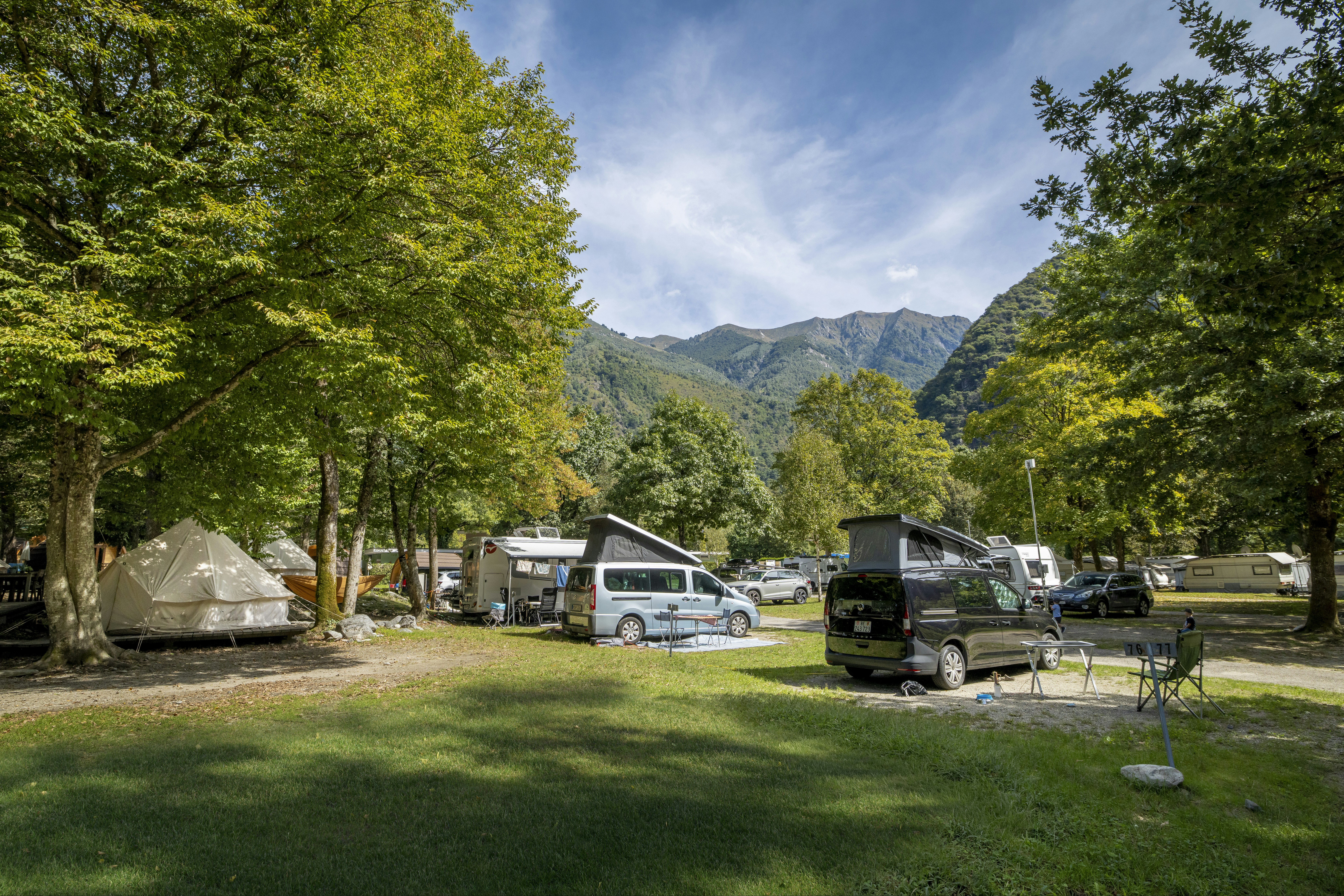 TCS Camping Gordevio Valle Maggia - Standplätze im Grünen auf dem Campingplatz