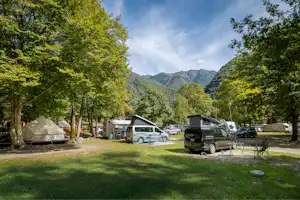 TCS Camping Gordevio Valle Maggia - Standplätze im Grünen auf dem Campingplatz