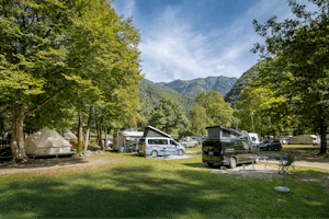 TCS Camping Gordevio Valle Maggia - Standplätze im Grünen auf dem Campingplatz