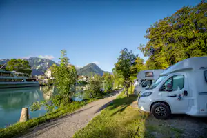 TCS Camping Interlaken - Stellplätze mit Blick auf das Wasser