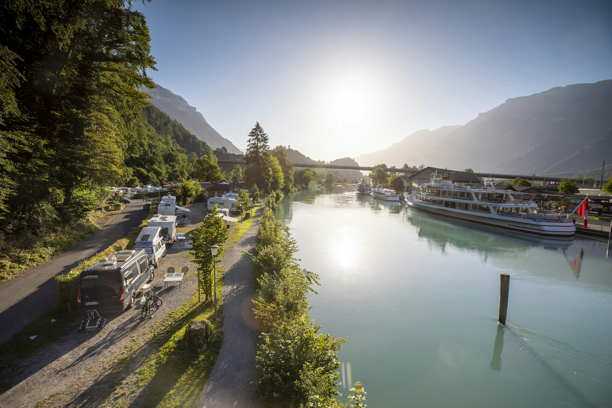 TCS-Camping Interlaken (6) - Luftaufnahme der Stellplätze direkt am Fluss
