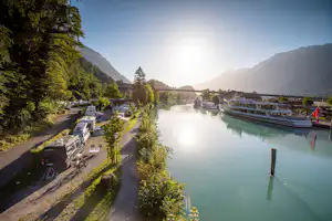 TCS-Camping Interlaken (6) - Luftaufnahme der Stellplätze direkt am Fluss