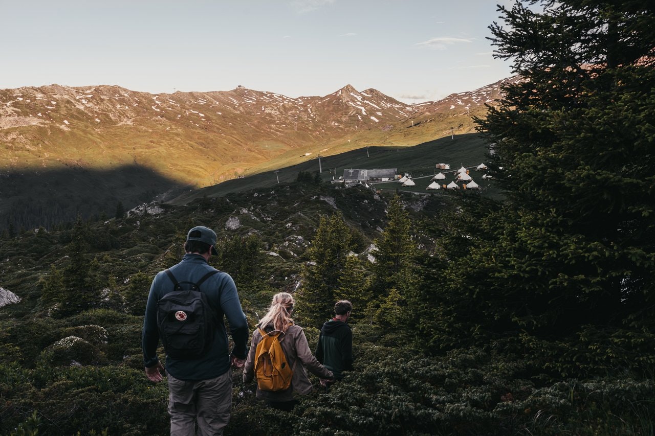 TCS Camping Laax Pop-Up Glamping - Camper beim Wandern in der Natur