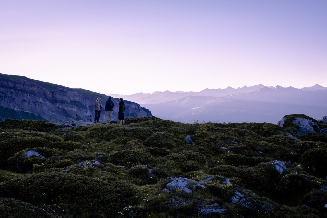 TCS Camping Laax Pop-Up Glamping - Campinggäste genießen die Natur in der Umgebung des Campingplatzes