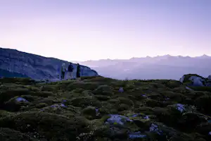 TCS Camping Laax Pop-Up Glamping - Campinggäste genießen die Natur in der Umgebung des Campingplatzes