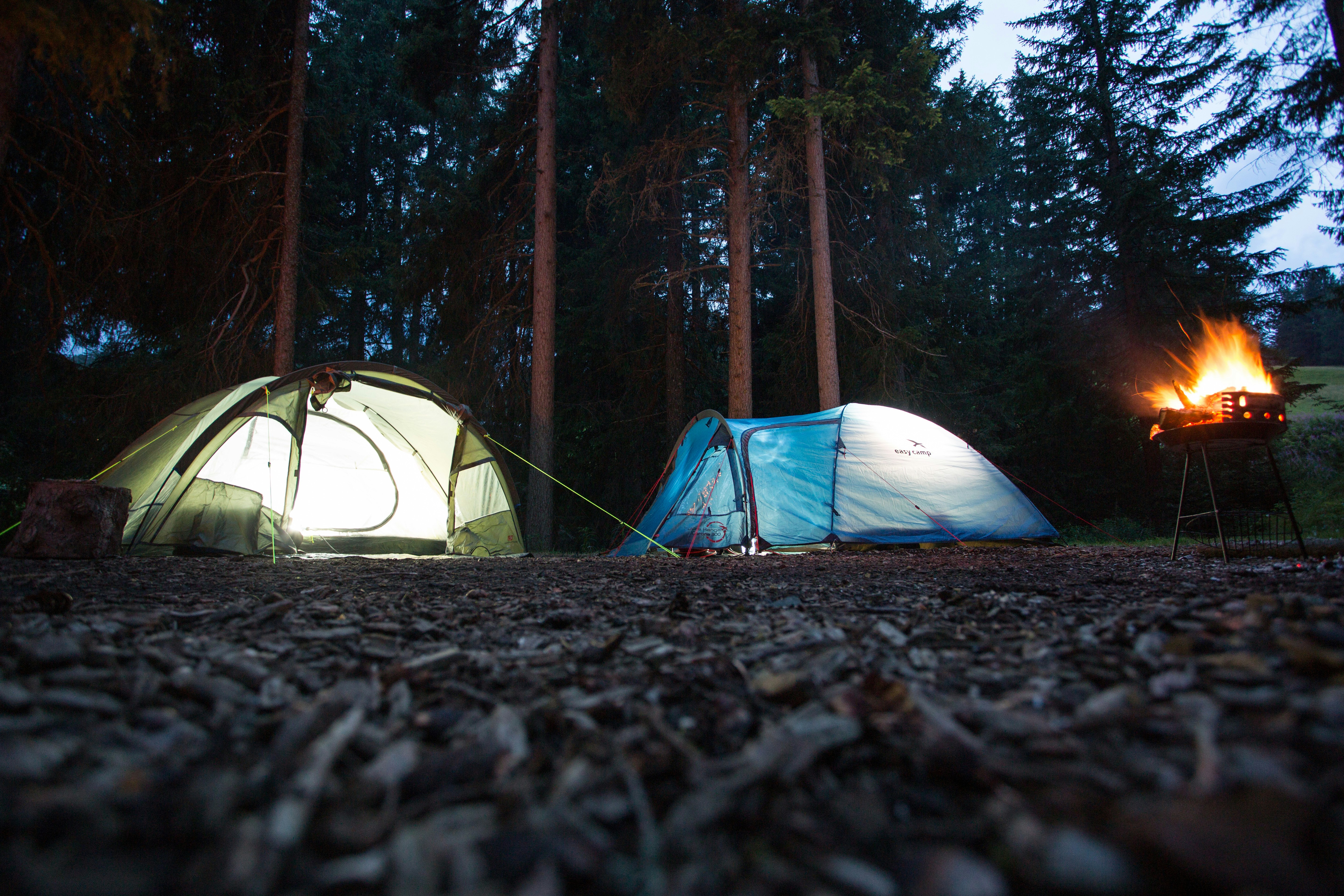 Camping Gravas - Blick auf Zeltplätze und einen Grill bei Abend