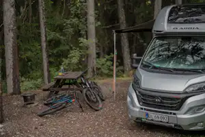 Camping Gravas - Standplatz im Wald auf dem Campingplatz