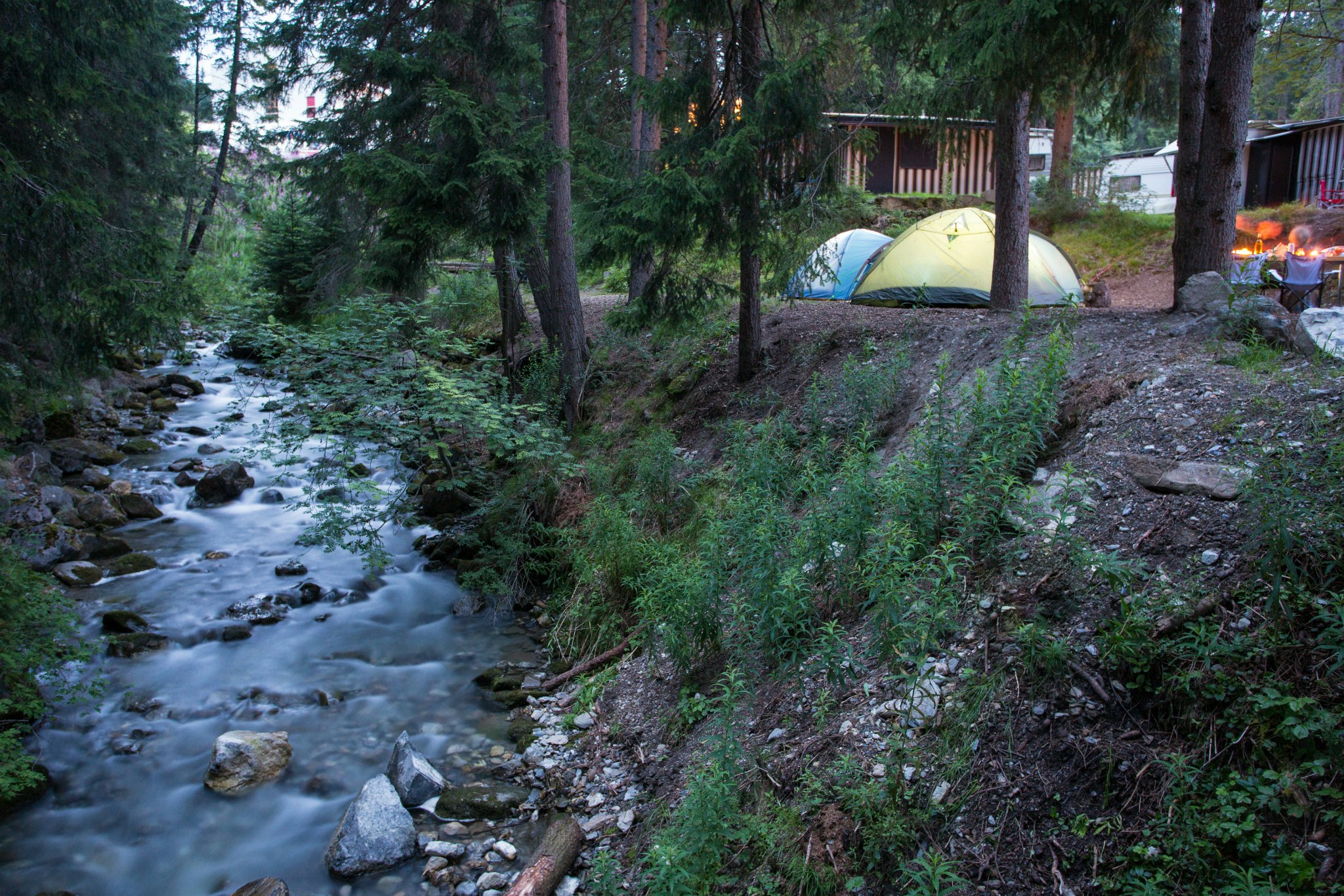Camping Gravas - Zeltplätze neben einem Bach auf dem Campingplatz