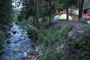 Camping Gravas - Zeltplätze neben einem Bach auf dem Campingplatz