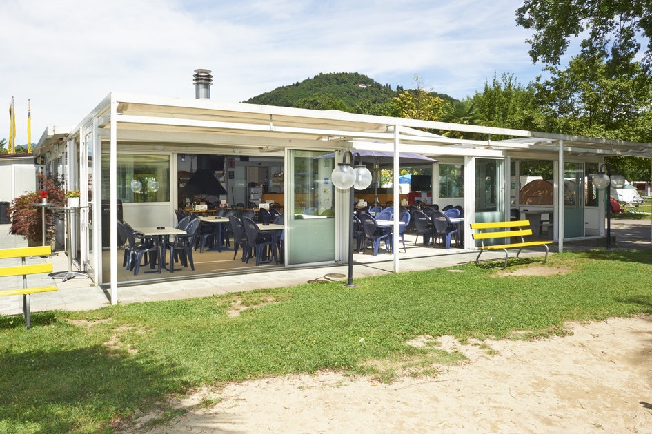 TCS Camping Lugano-Muzzano  TCS-Camping Lugano - Restaurant mit überdachter Terrasse auf dem Campingplatz