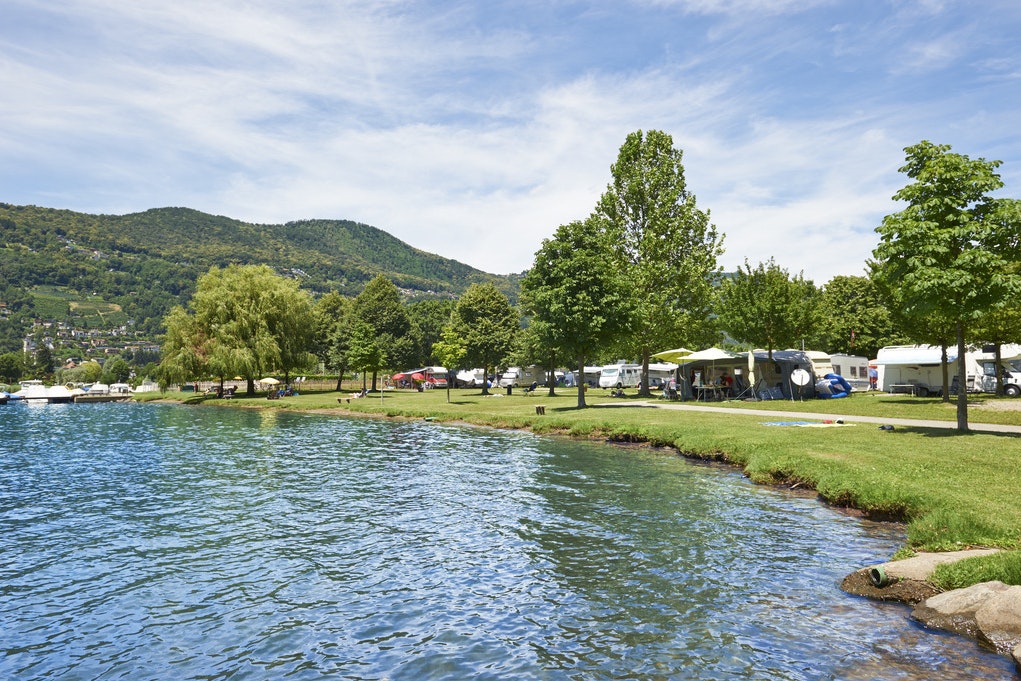 TCS Camping Lugano-Muzzano  TCS-Camping Lugano - Stellplätze auf der Wiese am Ufer des Sees