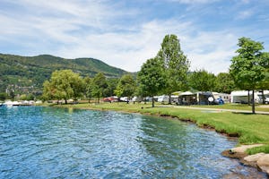 TCS Camping Lugano-Muzzano TCS-Camping Lugano - Stellplätze auf der Wiese am Ufer des Sees