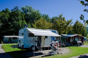 TCS Camping Lugano-Muzzano TCS-Camping Lugano - Stellplätze auf der Wiese auf dem Campingplatz