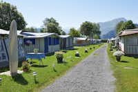 TCS-Camping Luzern - Horw- Wohnwagenstellplätze auf dem Campingplatz mit Blick auf die Berge