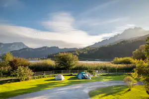 TCS Camping Luzern-Horw - Zeltplätze auf der Wiese des Campingplatzes