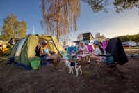TCS-Camping Morges - Gäste mit Hund entspannen sich auf ihrem Zeltplatz