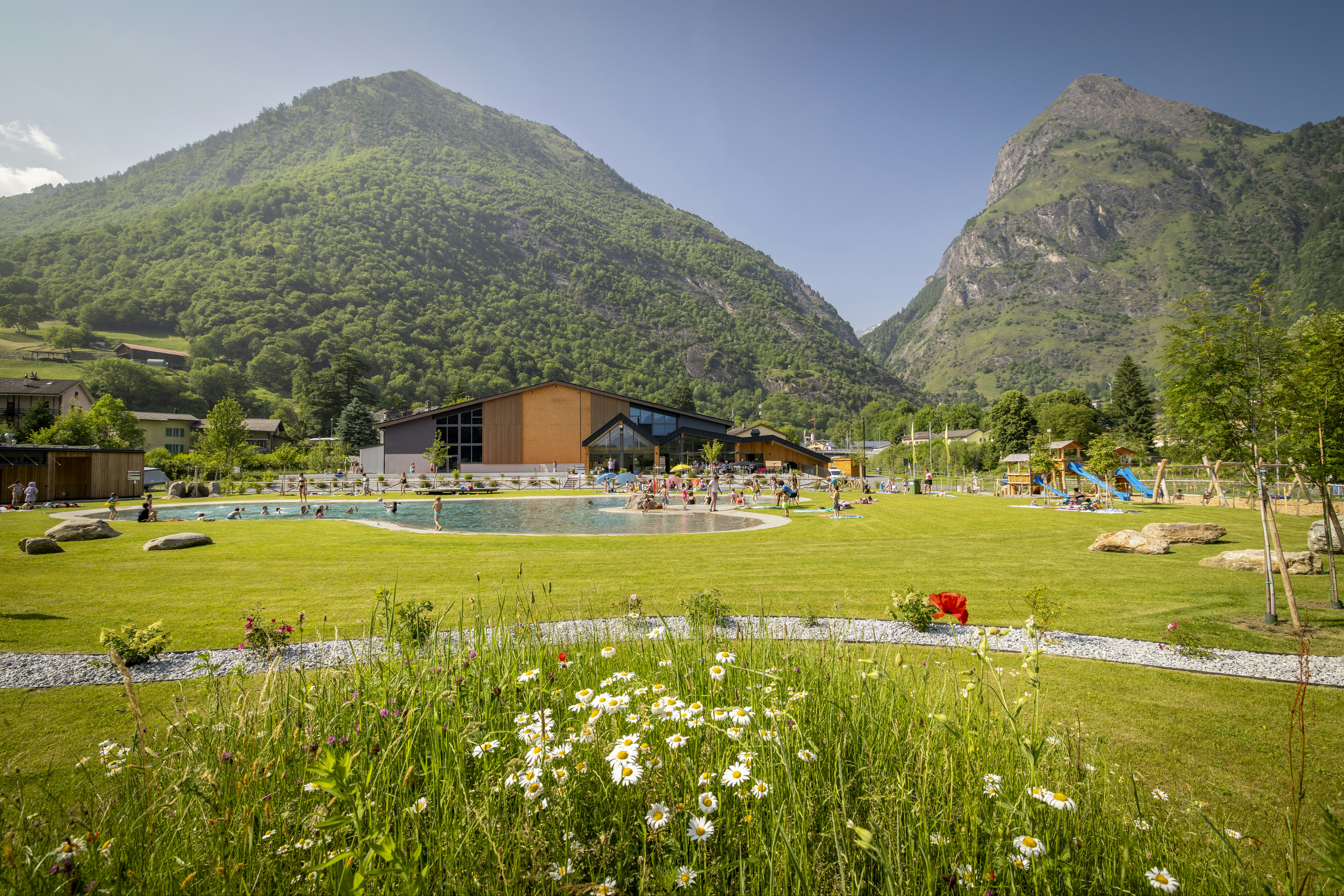TCS Camping Olivone - Pool und Liegewiese auf dem Campingplatz