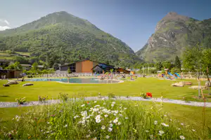 TCS Camping Olivone - Pool und Liegewiese auf dem Campingplatz