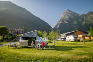 TCS Camping Olivone - Standplätze auf der Wiese auf dem Campingplatz
