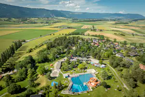 TCS Camping Orbe - Campingplatz aus der Vogelperspektive