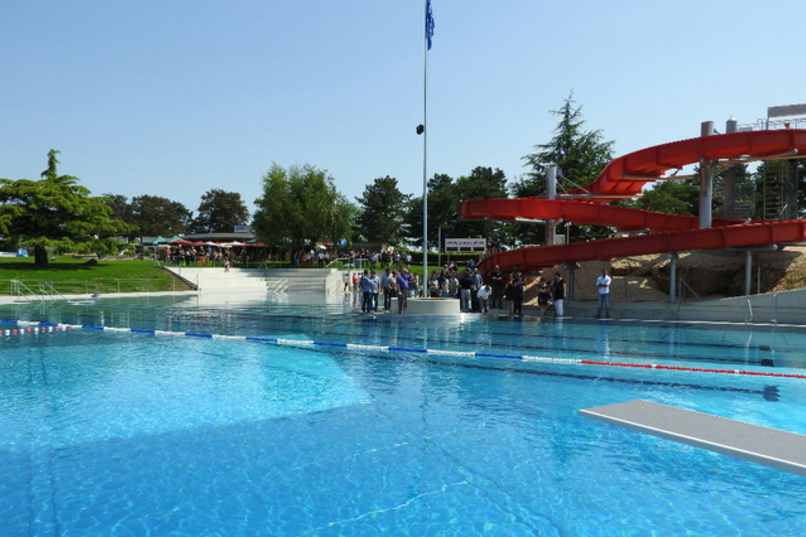 TCS-Camping Orbe - Freibad mit Rutschen auf dem Campingplatz