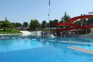 TCS-Camping Orbe - Freibad mit Rutschen auf dem Campingplatz