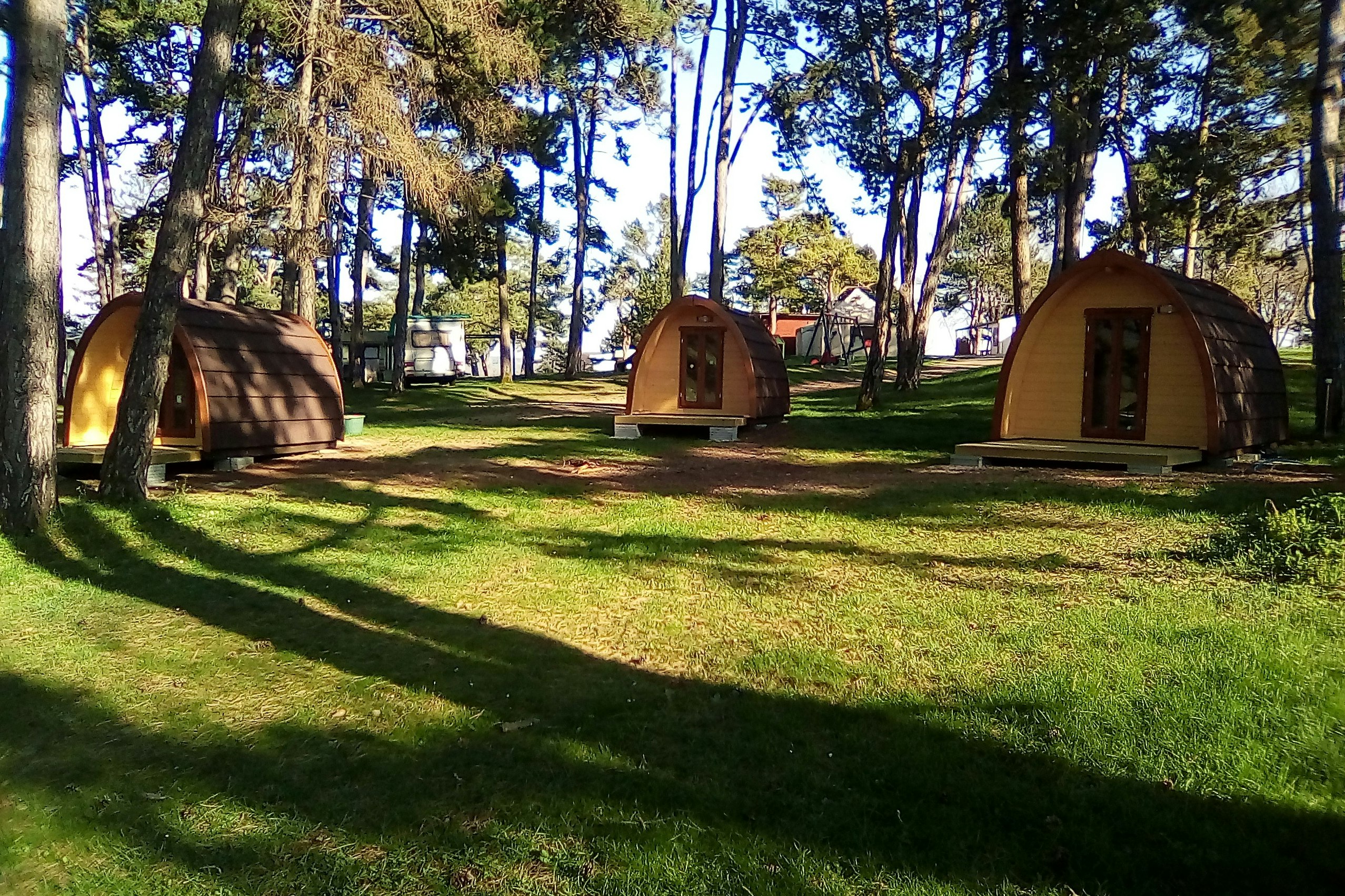 TCS-Camping Orbe - Schlaffässer auf dem Campingplatz