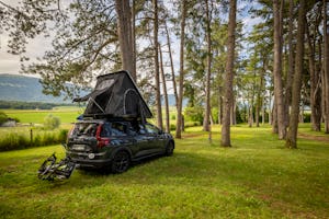 TCS Camping Orbe - Standplätze zwischen den Bäumen auf dem Campingplatz