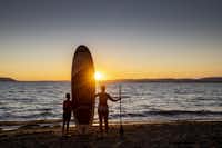 TCS Camping Salavaux Plage - Gäste beim Surfen bei Sonnenuntergang