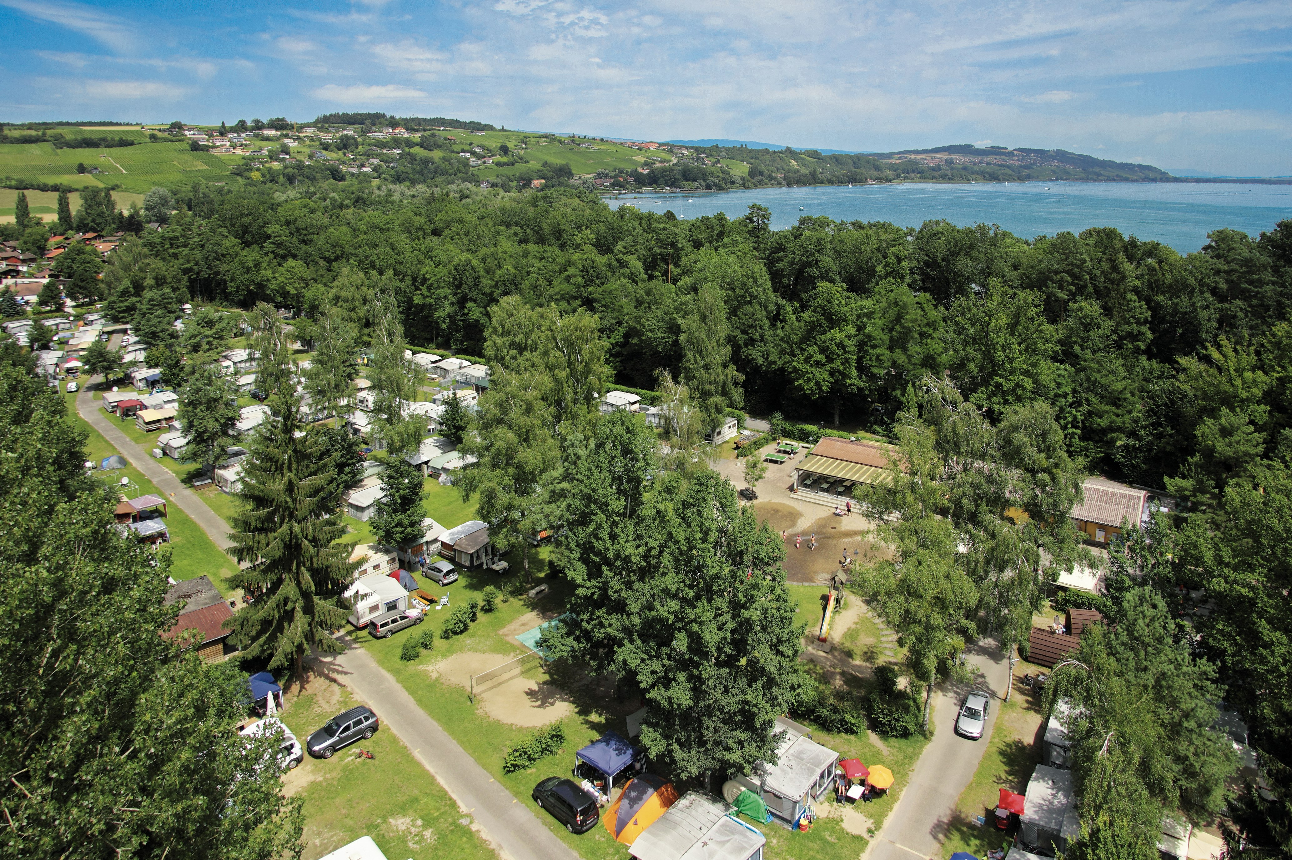 TCS Camping Salavaux Plage - Luftaufnahme des Campingplatzes am See
