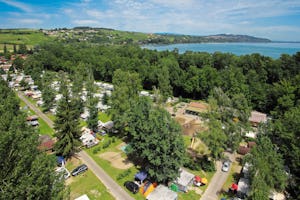 TCS Camping Salavaux Plage - Luftaufnahme des Campingplatzes am See