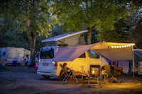 TCS Camping Salavaux Plage - Stellplatz bei Abend