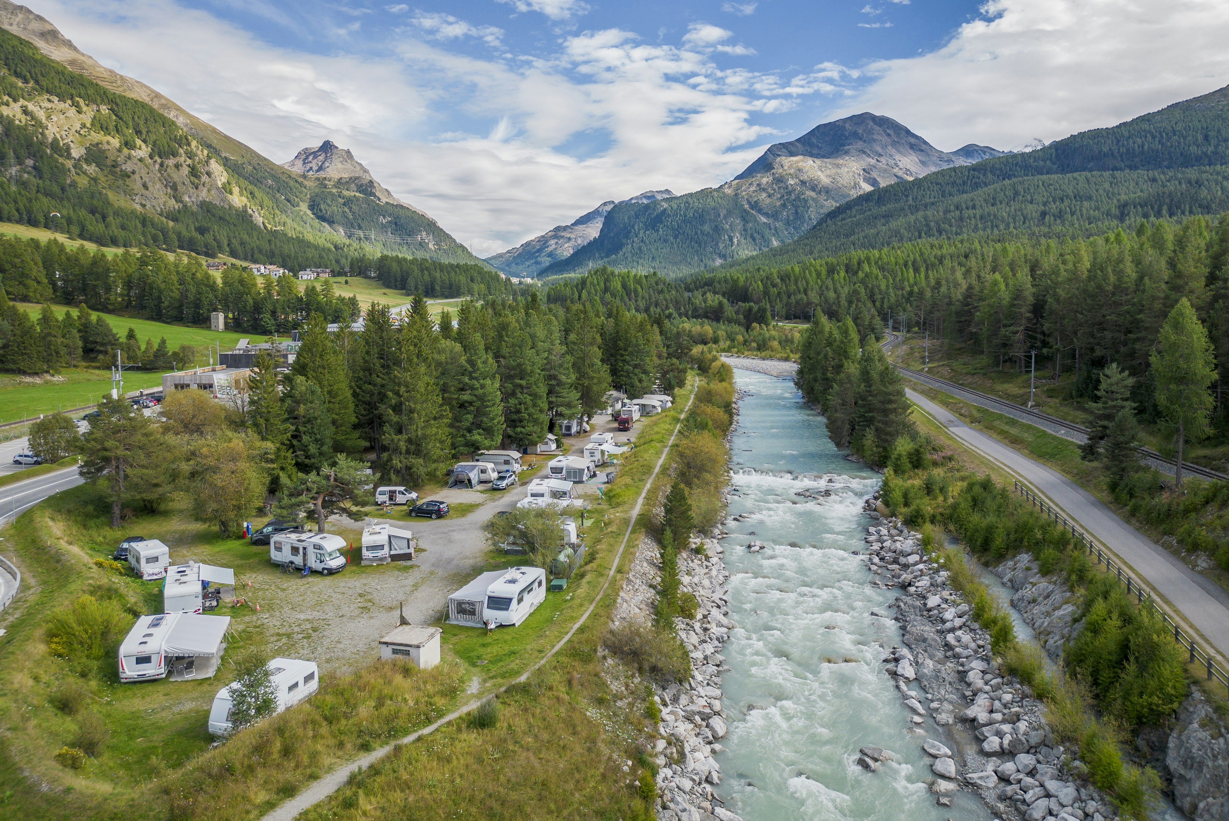 TCS Camping Samedan  - Luftaufnahme des Campingplatzes am Fluss