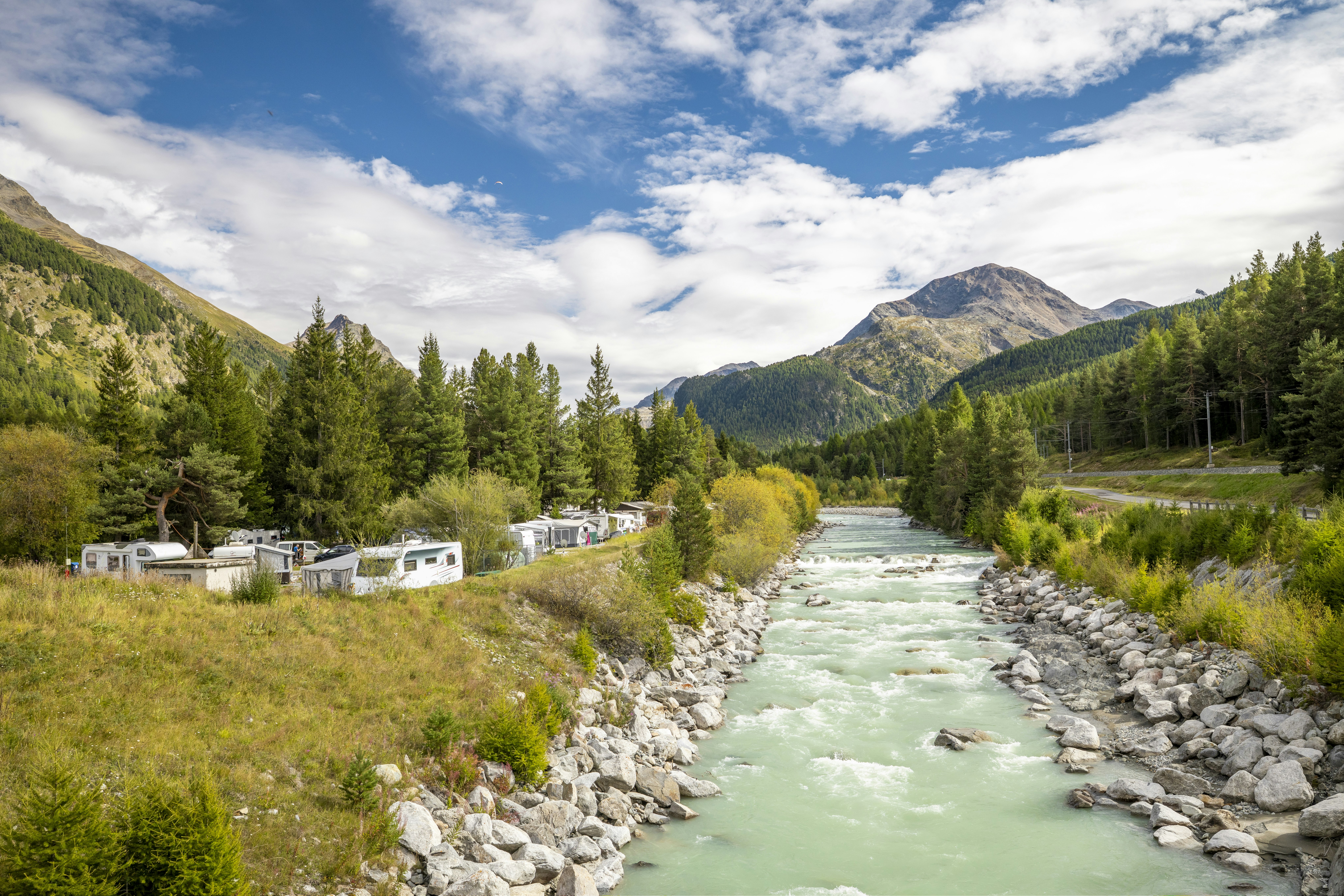 TCS Camping Samedan - Blick auf den Fluss am Campingplatz